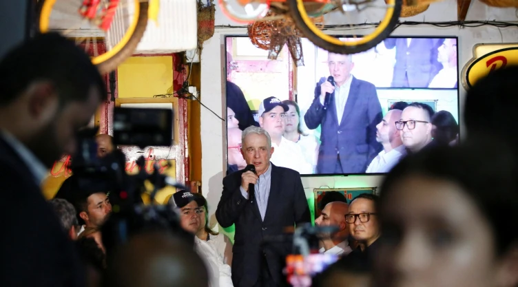 El expresidente colombiano Álvaro Uribe pide apoyar la captura de Nicolás Maduro y alerta sobre riesgos en la frontera colombo-venezolana.