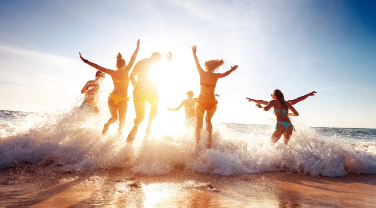 un grupo de jovenes disfrutan del Spring Break