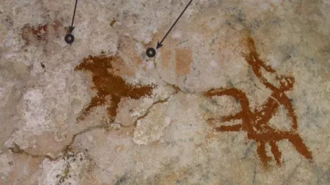 Hallan las pinturas rupestres m&aacute;s antiguas en la historia