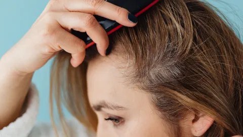 La forma correcta de usar el cepillo de masajes para que crezca el cabello rápido