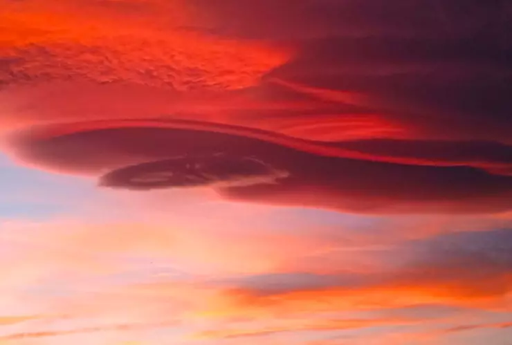 ¿Un ovni? Captan nubes en el cielo en forma en nave espacial