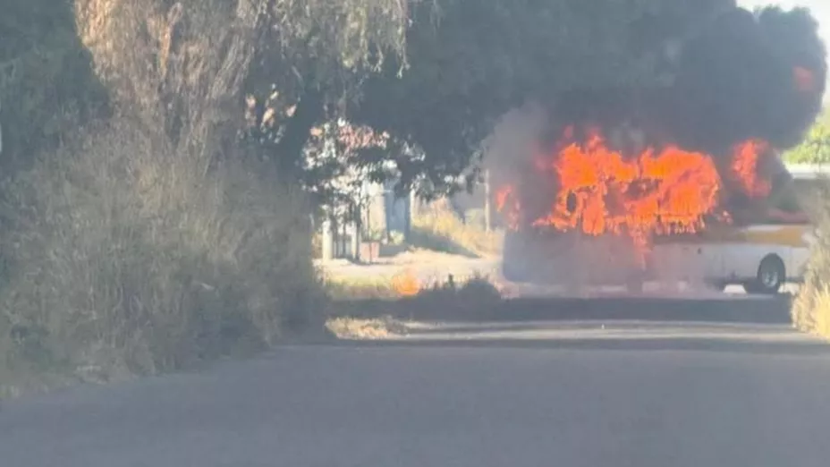 Reportan bloqueos carreteros y quema de vehículo en Michoacán; lista vialidades afectadas