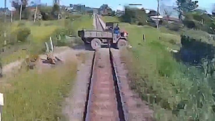 Momento exacto en que tren arrolla camioneta con familia a bordo