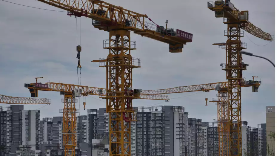 Grúas de construcción ante edificios residenciales en Beijing.