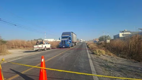 Accidente entre trailer y transporte de pasajeros causa cierre carretero en Encarnación de Díaz
