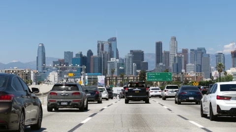 Autos circulan por la autopista de Los Angeles