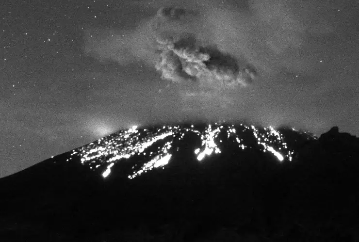 Volcán Popocatépetl lanza fumarola y fragmentos tras explosión