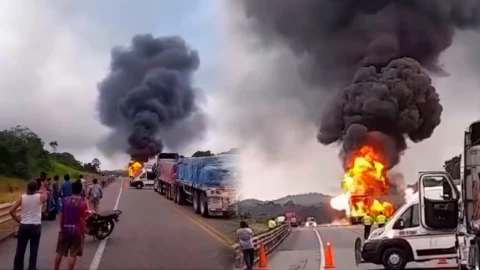 Tráiler con químicos explota