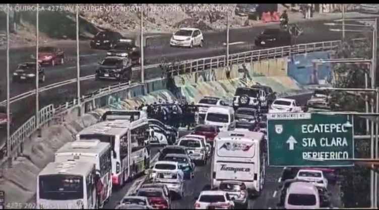 Para evitar accidentes, una patrulla de la Secretaría de Seguridad Ciudadana de la CDMX se colocó atrás del vehículo afectado.