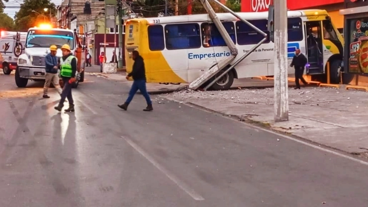 Autobús impacta tienda de conveniencia y derriba poste de luz tras choque con particular en Toluca