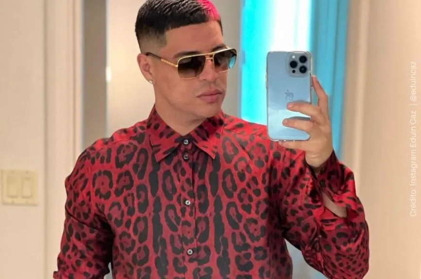 Eduin Caz selfie en espejo.jpg