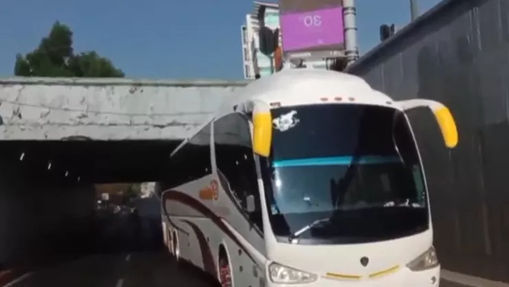Camión con feligreses queda atorado en puente de viaducto Río La Piedad; iban a la Basílica de Guadalupe
