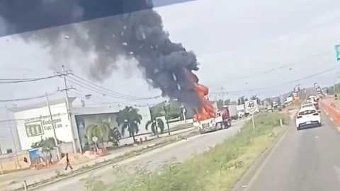 FOTO Tráiler arde en llamas en la vía a Valladolid.jpeg