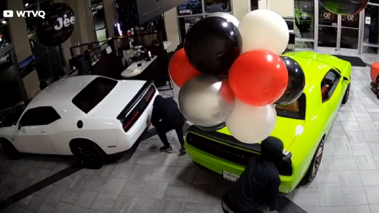 Video Ladrones roban carros de lujo en 40 segundos