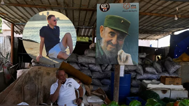 Ariel Anillo, de 52 años, vendedor de carbón, espera clientes sentado junto a una imagen del fallecido presidente cubano Fidel Castro , en medio de las sanciones estadounidenses y el bloqueo petrolero que han agravado la crisis del país, en el barrio de Guinera, La Habana, Cuba, 3 de marzo de 2026.