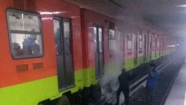 Usuarios del Metro CDMX indicaron en redes sociales que el andén de la estación Tlatelolco estaba lleno de humo.