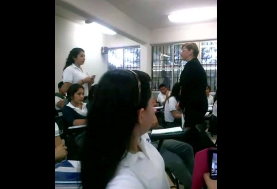 La maestra fue reasignada a labores administrativas