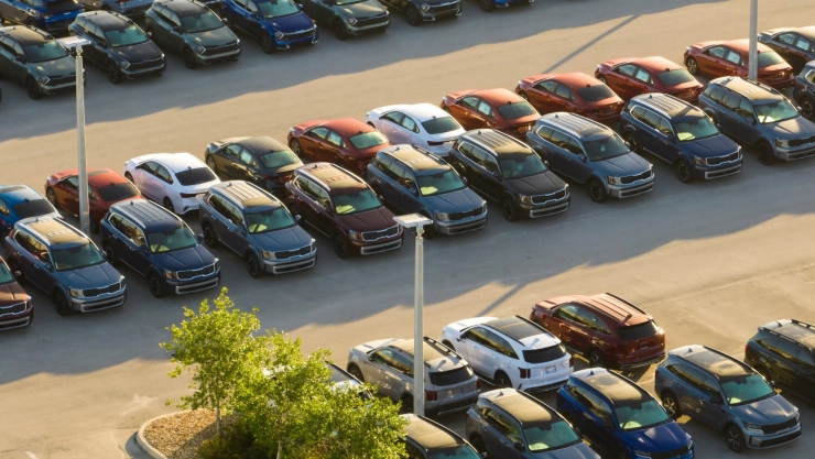 El estacionamiento de un concesionario de vehículos, con todos los coches estacionados en fila