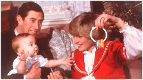 Príncipes de Gales y su hijo el príncipe William.jpg