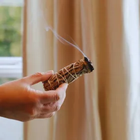 Qué significa que prendas un incienso en tu ventana y el humo se mueva
