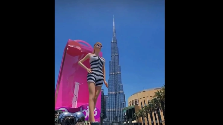 Barbie gigante aparece en Dubái