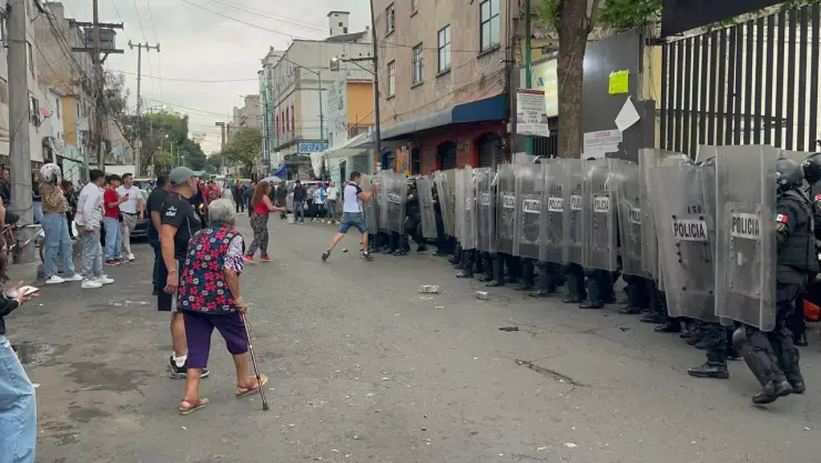 Vecinos atacan a policías en protesta por albergue para migrantes.