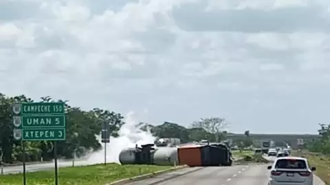 FOTOS del fuerte accidente en la Mérida Campeche, hay sustancias TÓXICAS regadas en la zona