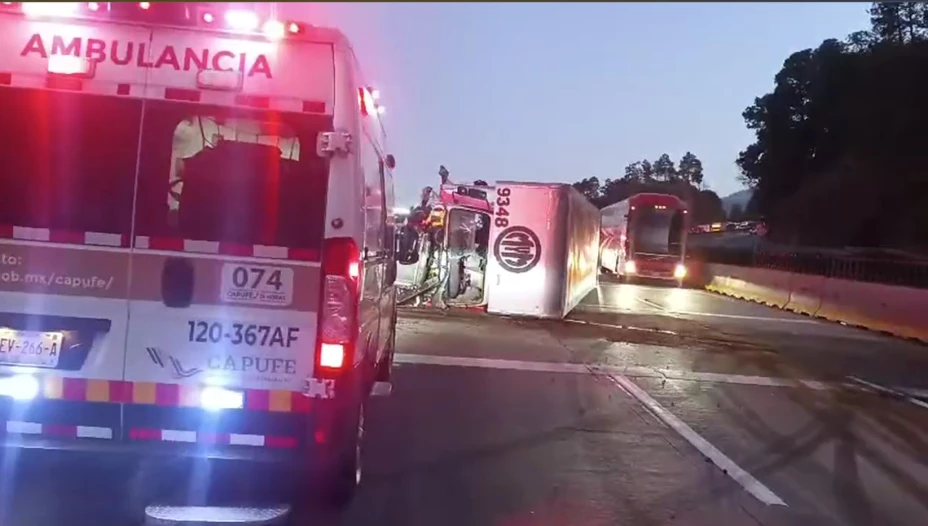 camión de carga volcó en el kilómetro 50 de la autopista México-Puebla, en Ixtapaluca