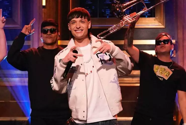 Peso Pluma ha pasado la frontera mexicana al presentarse en el programa nocturno de Jimmy Fallon, en Estados Unidos
