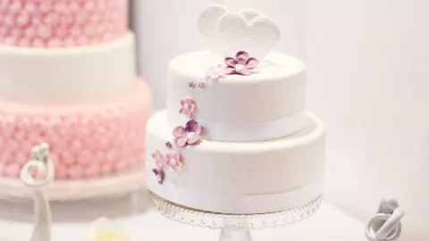 49 ideas de pastel de bodas que puedes tomar como inspiración: desde sencillos hasta muy elaborados.