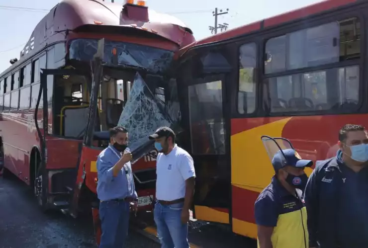 Dos unidades del metrobús chocaron frente a la Tapo y dejó varios lesionados