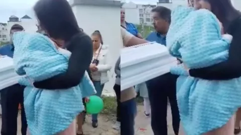 Mujer saca a su hijo del ataúd para darle un último adiós