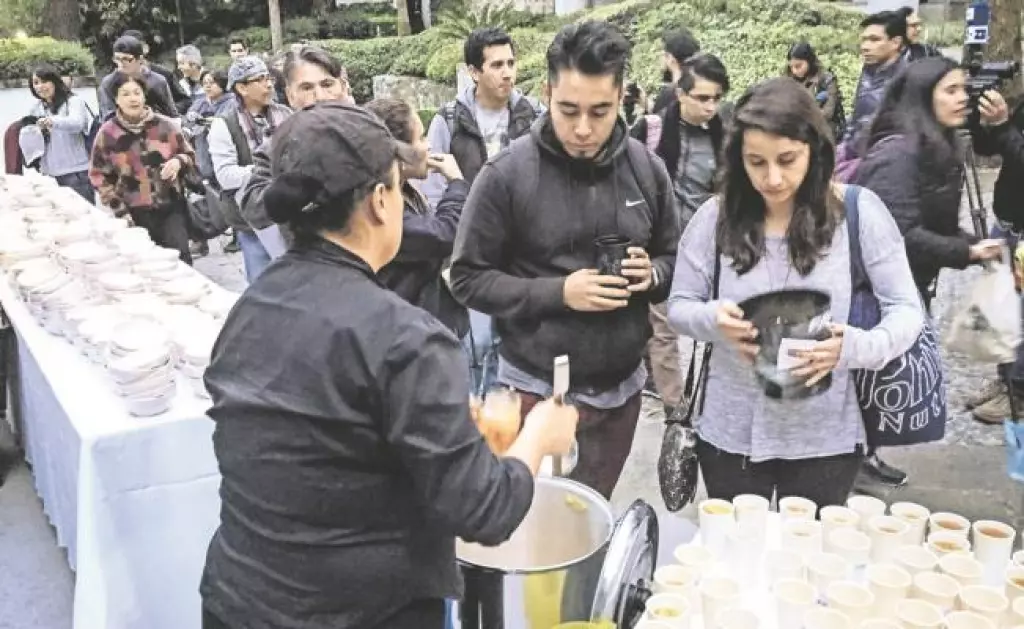Los organizadores proporcionaron ponche y palomitas a los asistentes Foto Especial