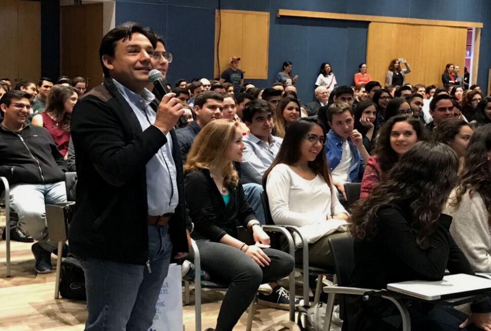 Esteban Macias interactuando con los universitarios de la UP