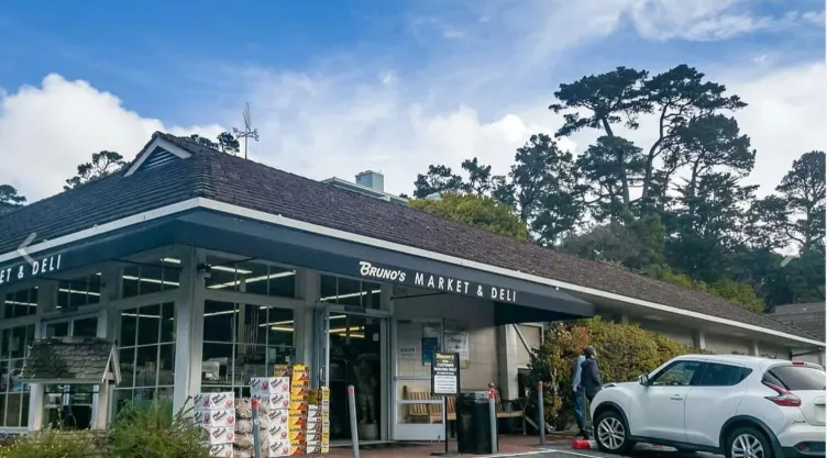 La fachada de Bruno’s Market & Deli