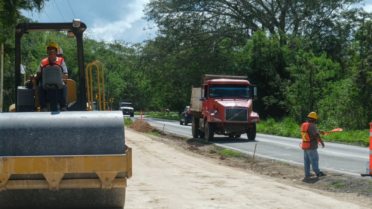 Mara Lezama supervisa construcción de ciclopista en Chunhuhub
