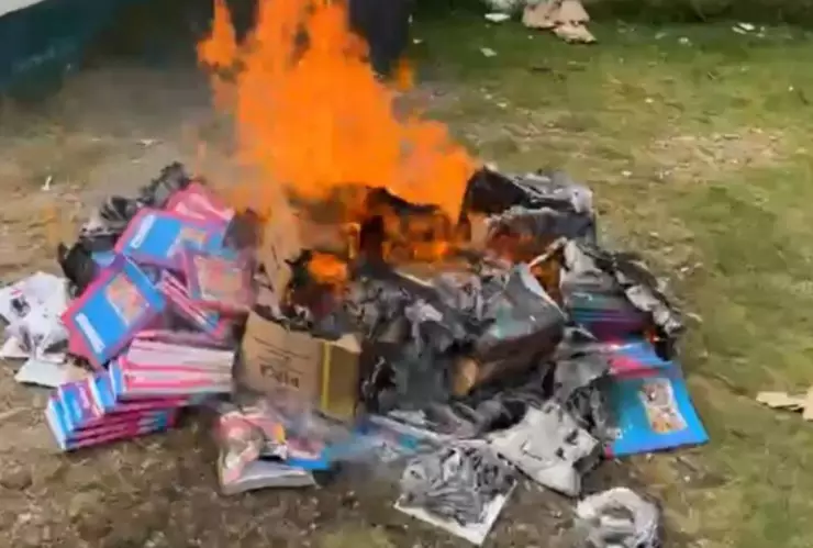 VIDEO_ Padres de familia queman libros de texto de la SEP en Chiapas