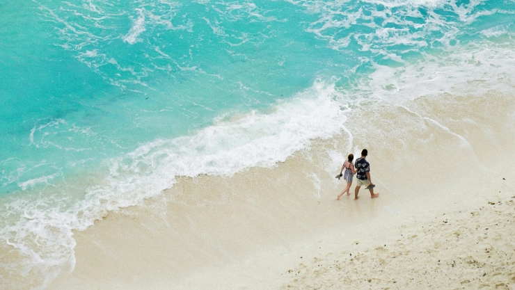 Playas sin sargazo en Quintana Roo: Ideales para familias en vacaciones; según red de monitoreo. En la imagen se observan unos turistas que disfrutan de las playas de Cancún en México.