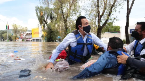 Omar Fayad informó que recorría la zona afectada en Tula, Hidalgo, cuando su lancha se hundió.