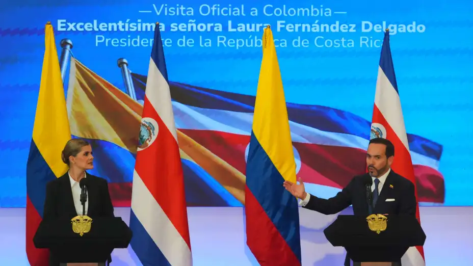 Los presidentes de Costa Rica, Laura Fernández, y de Colombia, Abelardo de la Espriella.