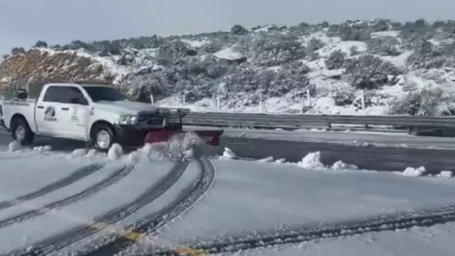 VIDEO Limpian carriles tras nevada en La Rumorosa; continúa el cierre