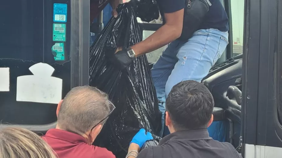 Paramédicos confirmaron el deceso dentro de la unidad de transporte