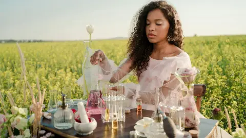 Crea una fragancia única con la técnica scent stacking