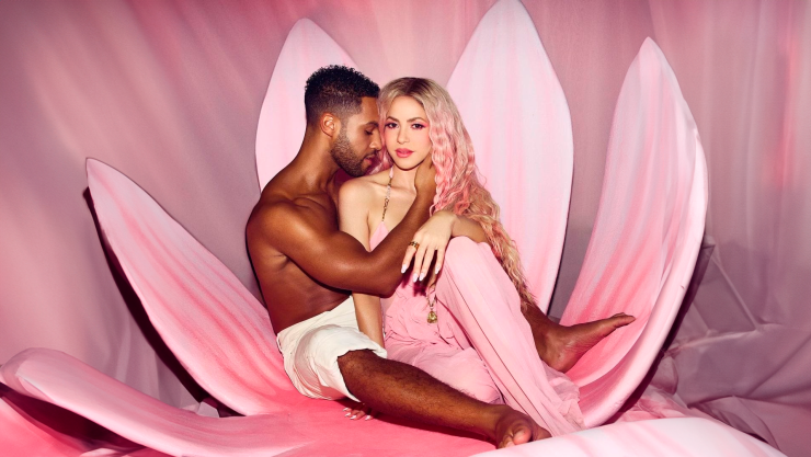 Shakira estrena romance con actor de Emily in París