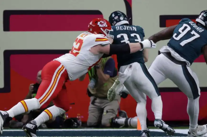 La defensiva de los Chiefs deja pasar a Eagles como Pedro por su casa