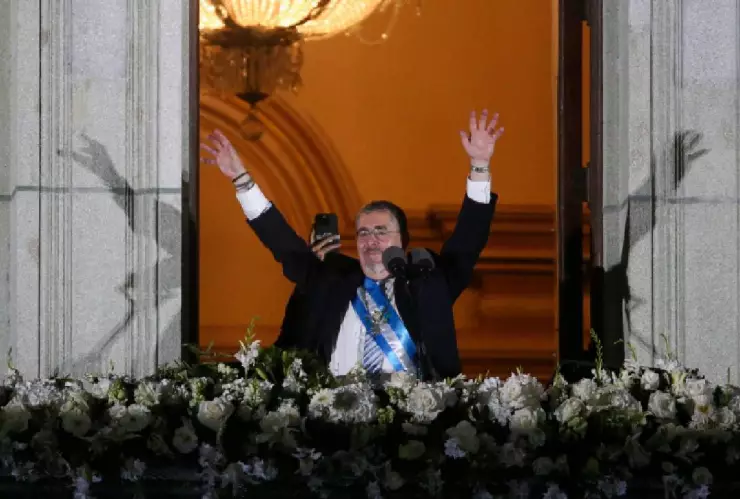 Bernardo Arévalo jura como presidente de Guatemala tras 9 horas de retraso.