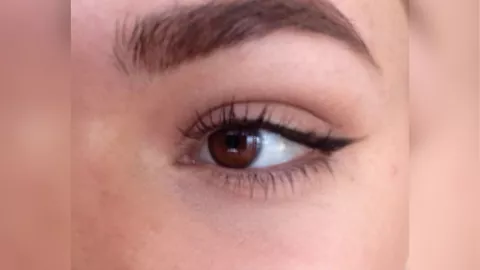 Delineado cat eye suave para ojos grandes