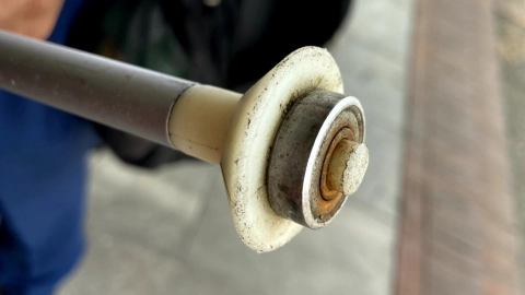 bastón de un ciego dañado por otro hombre en el metro de la CDMX