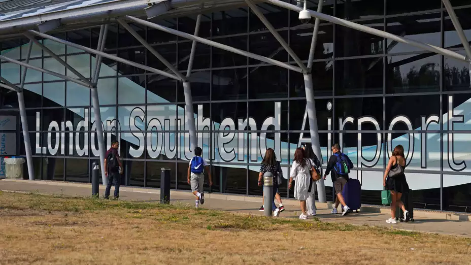 Personas en el aeropuerto de Southend en Essex, en Londres.