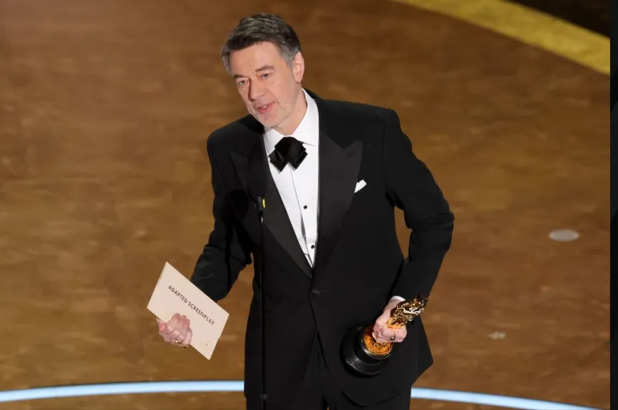 Peter Straughan se llevó el Premio a Mejor Guion Adaptado, por ‘Conclave’ en los Premios Oscars 2025. | Foto: Kevin Winter/Getty Images